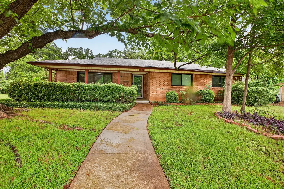 628 W Redbud Drive, Hurst, TX 76053 - #1