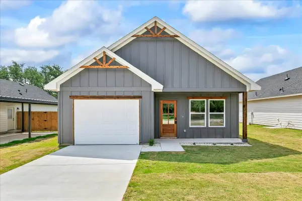 805 Arrowhead Court, Granbury, TX 76048