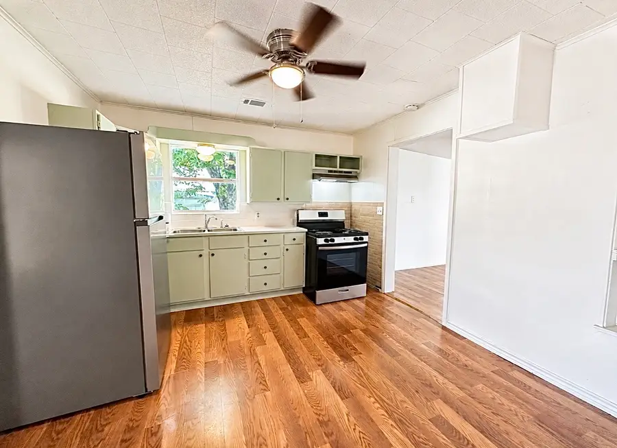 502 W Paine Avenue, Comanche, TX 76442 - #2