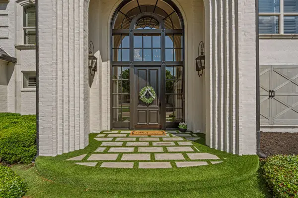 6345 Meadows West Drive, Fort Worth, TX 76132