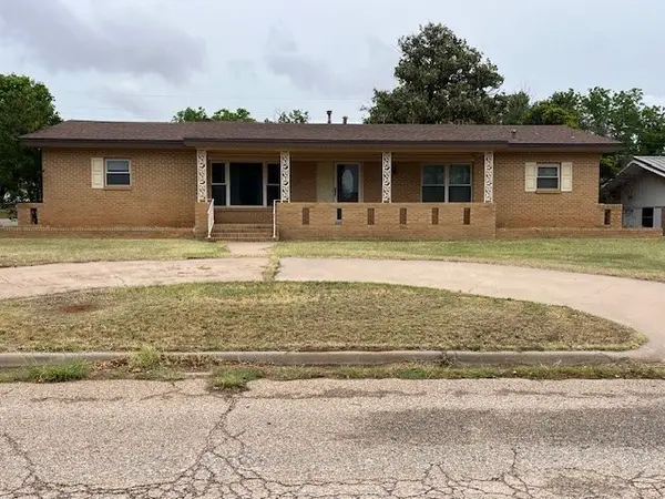 901 E Burnside Street, Rotan, TX 79546