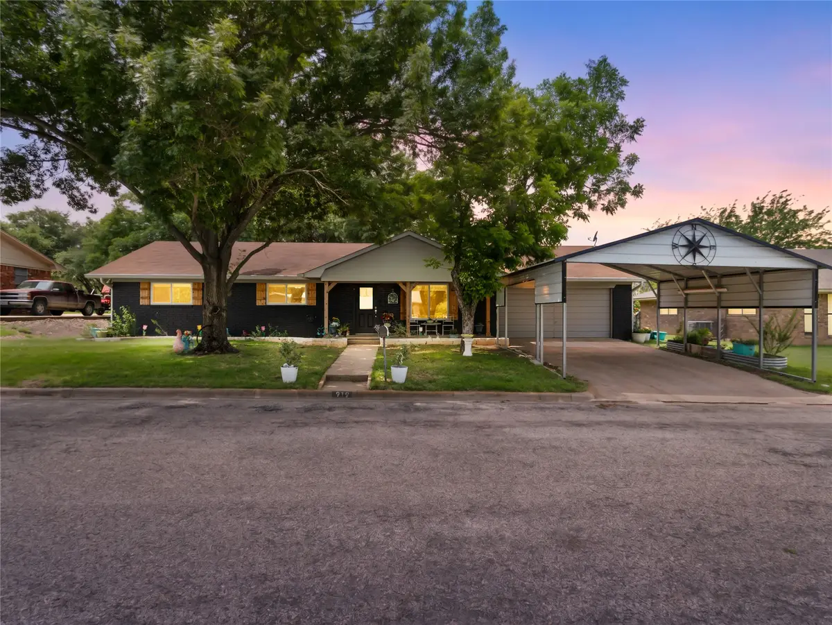 919 S Avenue N, Clifton, TX 76634 - #1