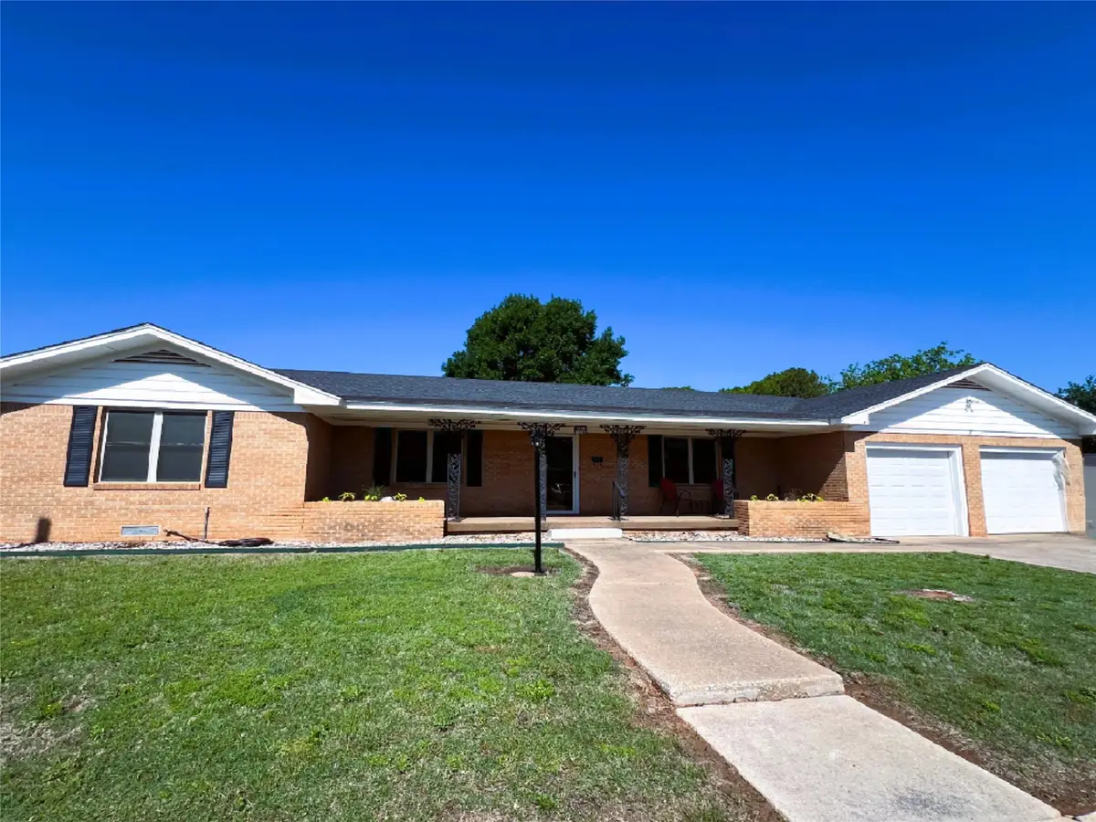 211 S Crockett, Henrietta, TX 76365 - #1