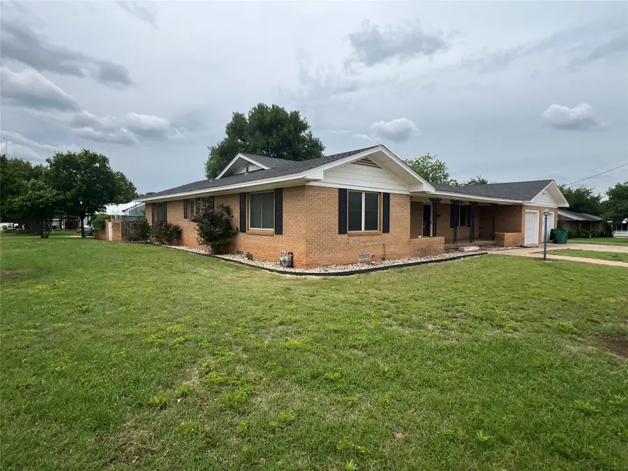 211 S Crockett, Henrietta, TX 76365 - #2
