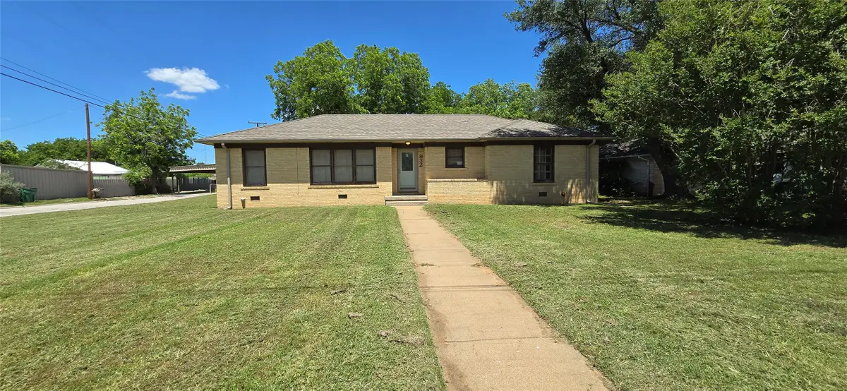 932 W Live Oak Street, Jacksboro, TX 76458 - #1