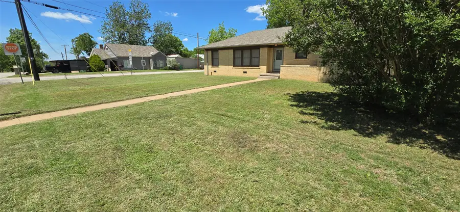 932 W Live Oak Street, Jacksboro, TX 76458 - #2
