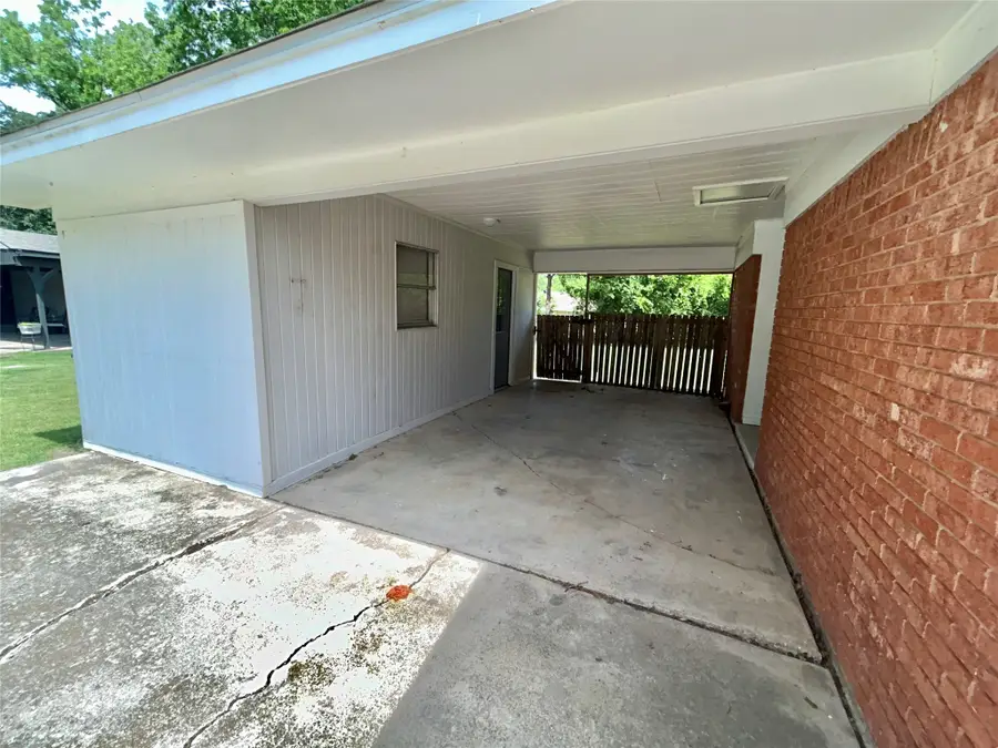 306 Line Drive, Gainesville, TX 76240 - #2