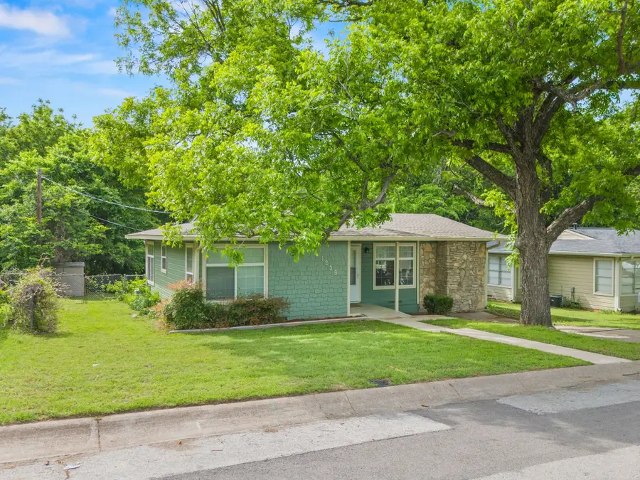 1236 S Brazos Street, Weatherford, TX 76086 - #2