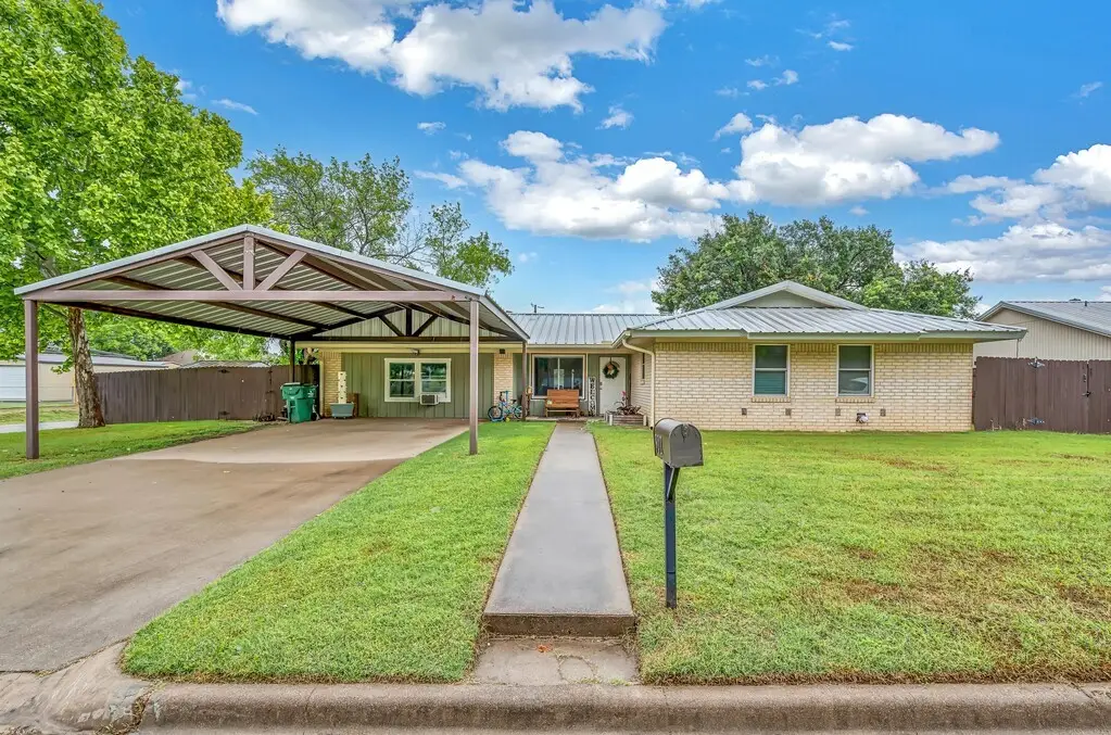 902 S Avenue L, Clifton, TX 76634 - #1