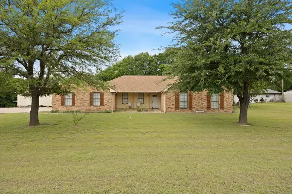607 Lark Lane, Oak Leaf, TX 75154