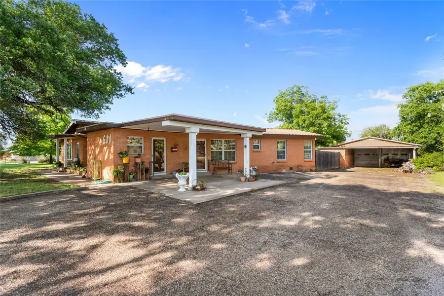 611 N Avenue Q, Clifton, TX 76634 - #2
