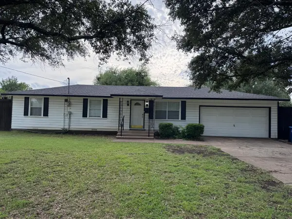 725 Hilltop Circle, DeSoto, TX 75115