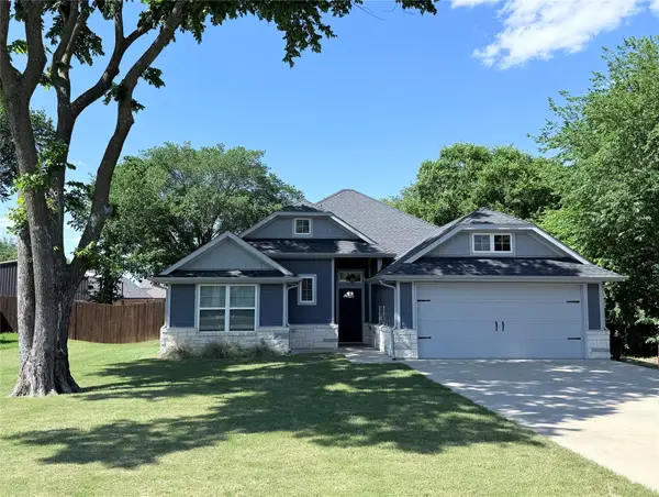 718 E Walcott Street, Pilot Point, TX 76258