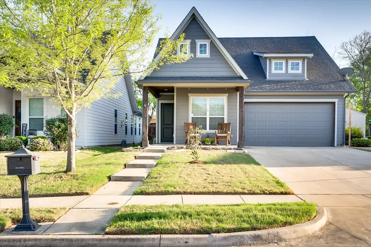 209 W Dallas Street, Mansfield, TX 76063 - #1