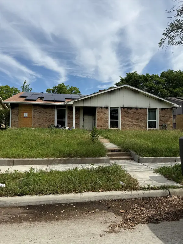 718 Edelweiss Drive, Grand Prairie, TX 75052