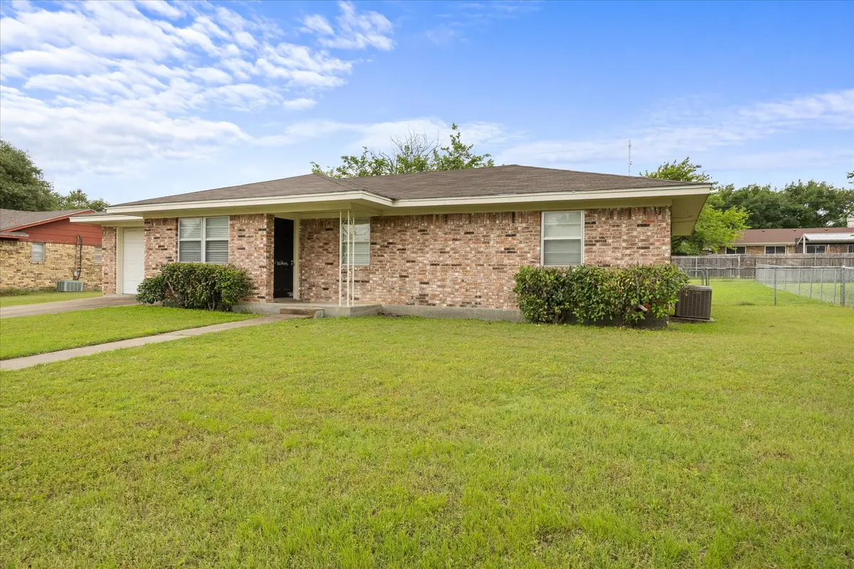 514 N Avenue W, Clifton, TX 76634 - #1