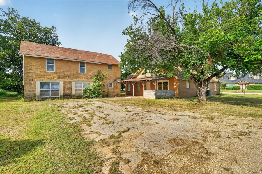 320 N 2nd Street, Jacksboro, TX 76458 - #2