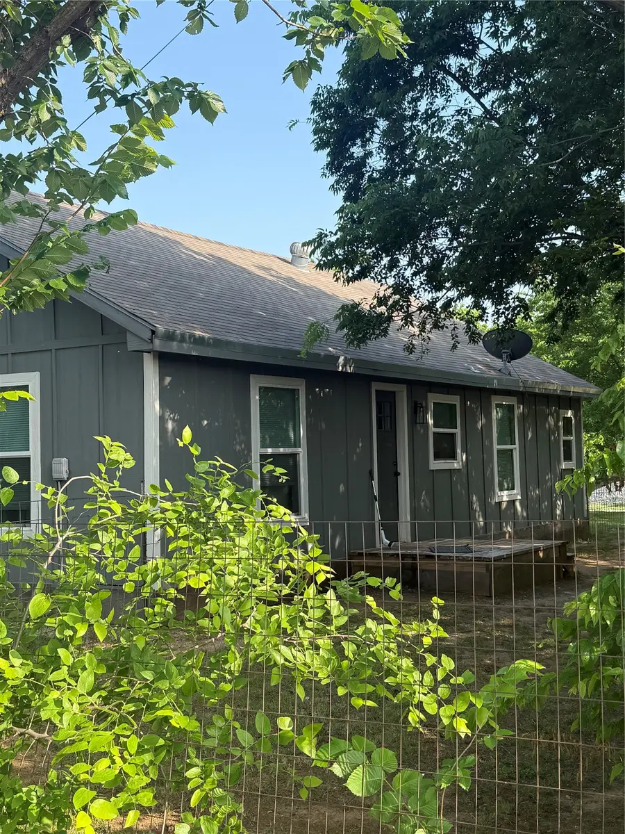 709 W Live Oak Street, Alvord, TX 76225 - #2