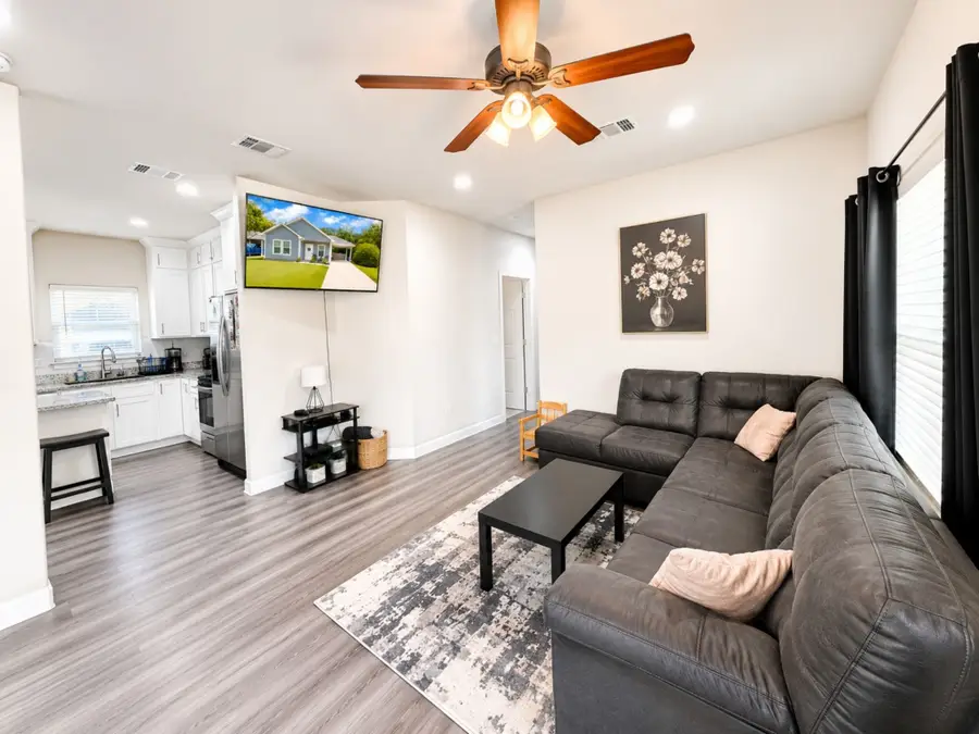 105 E 17th Avenue, Corsicana, TX 75110 - #3
