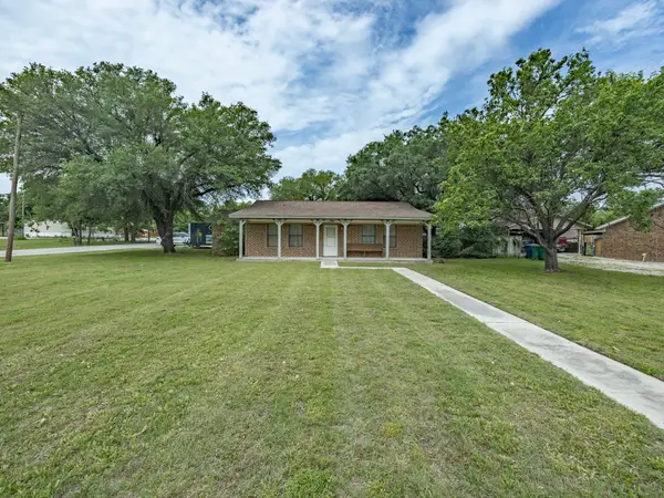308 Oakwood Street, Chico, TX 76431