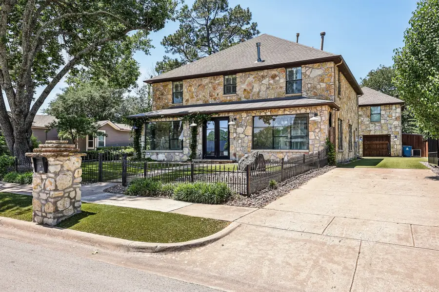 221 N Lucas Drive, Grapevine, TX 76051 - #2