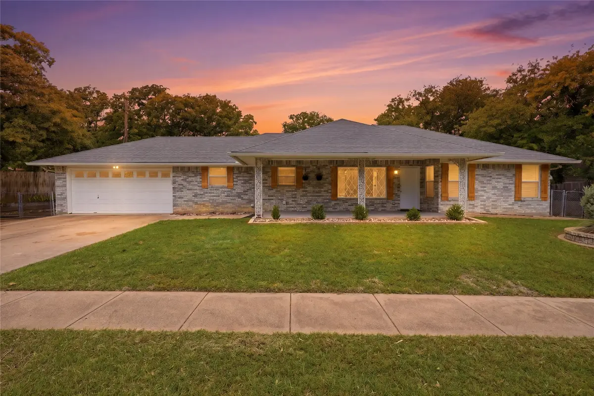 217 Spruce Circle, Azle, TX 76020 - #1