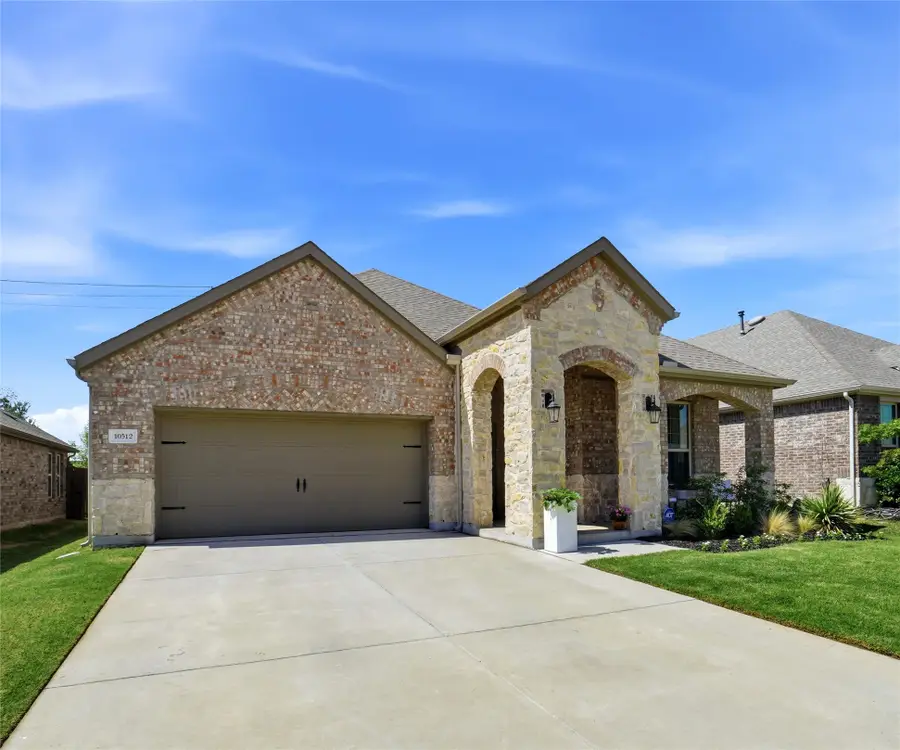10512 Fountain Gate Street, Aubrey, TX 76227 - #2