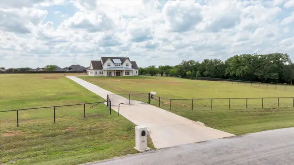 2208 Summerlin Court, Granbury, TX 76048