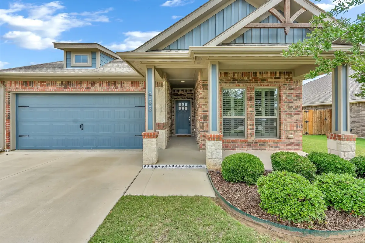 933 E 5th Street, Springtown, TX 76082 - #1