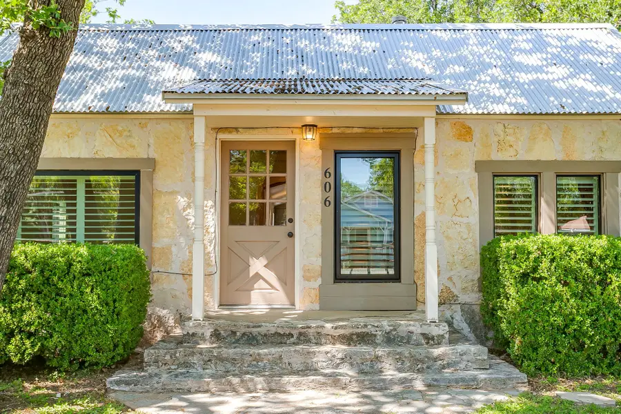 606 E Moore Street, Granbury, TX 76048 - #3