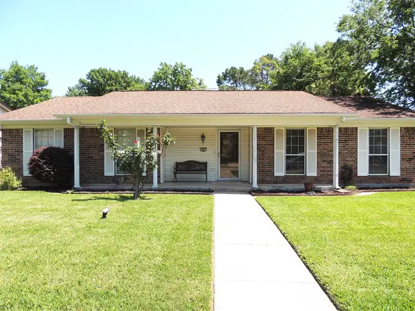 953 Meadowdale Circle, Garland, TX 75043