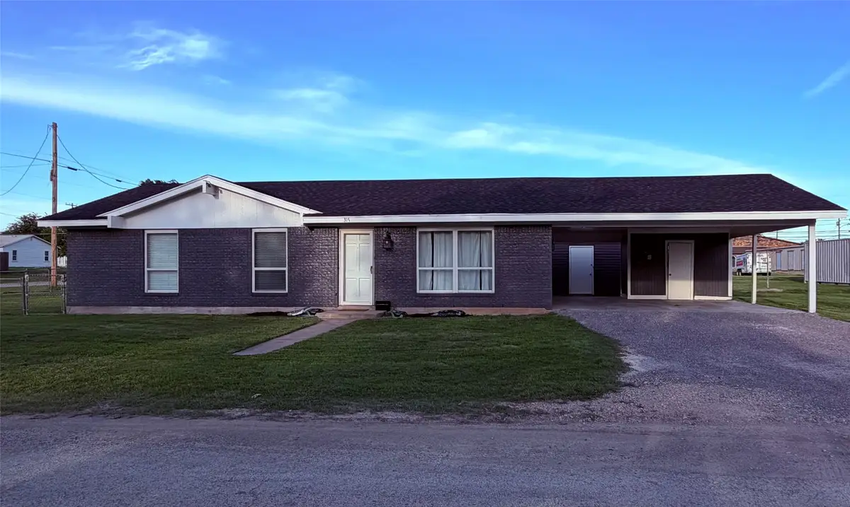 316 N Main, Henrietta, TX 76365 - #1