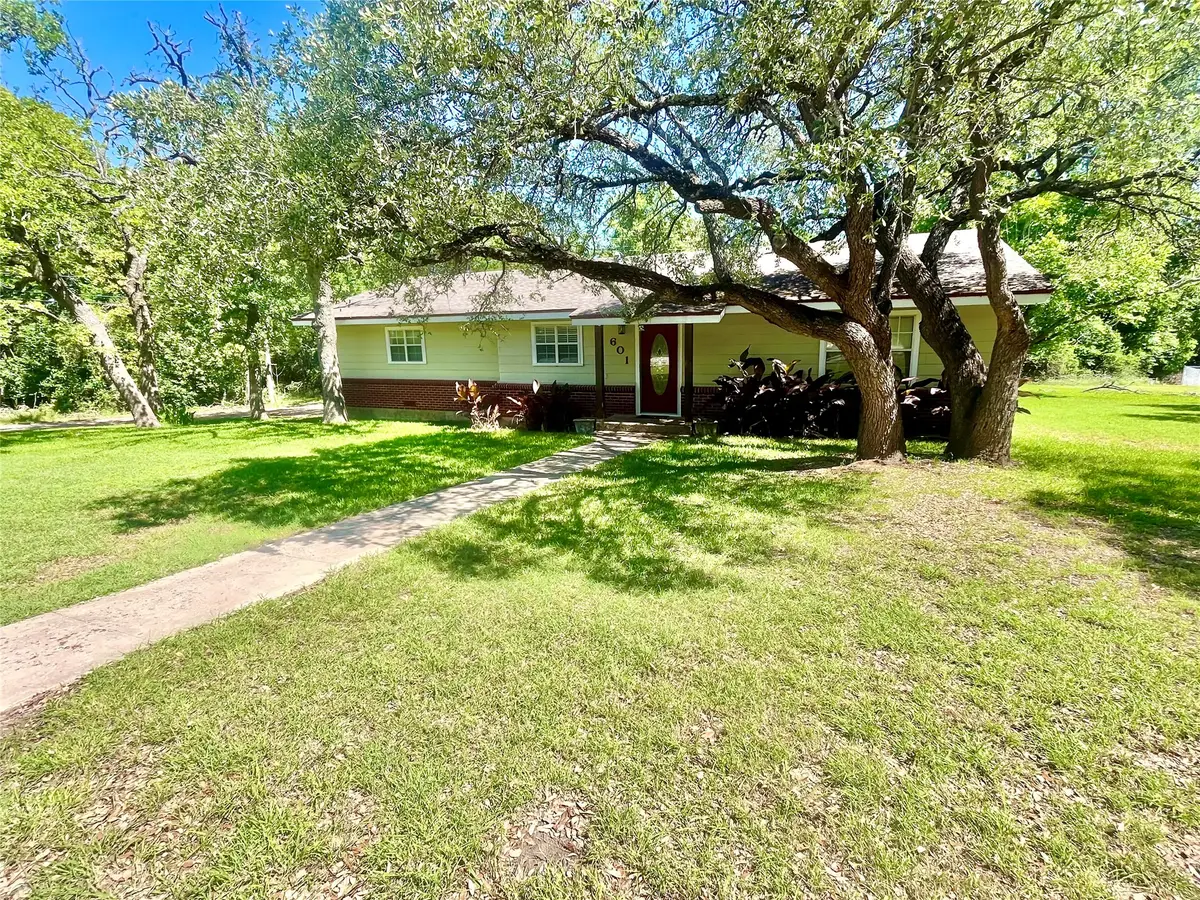 601 Navajo Trail, Hamilton, TX 76531 - #1
