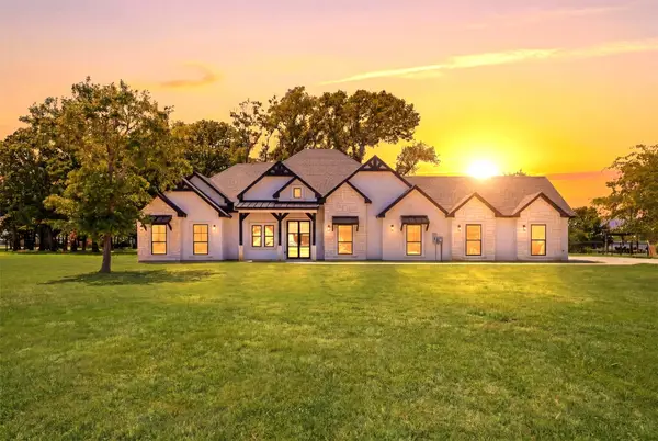 1055 Hidden Oaks Drive, Wills Point, TX 75169