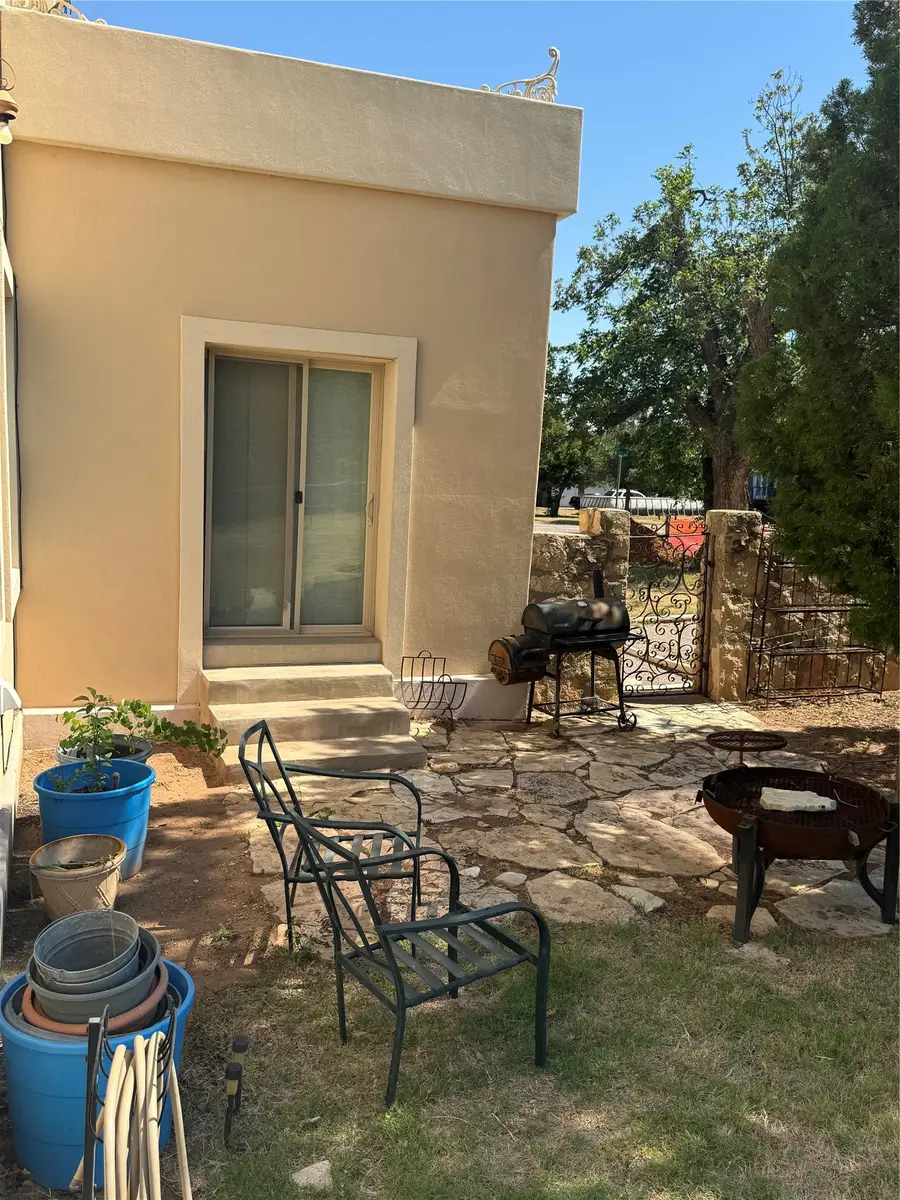 901 W 3rd Street, Quanah, TX 79252 - #3