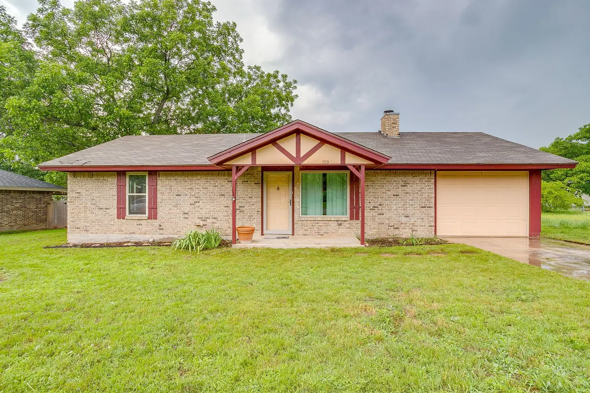 709 N Avenue B, Springtown, TX 76082 - #1