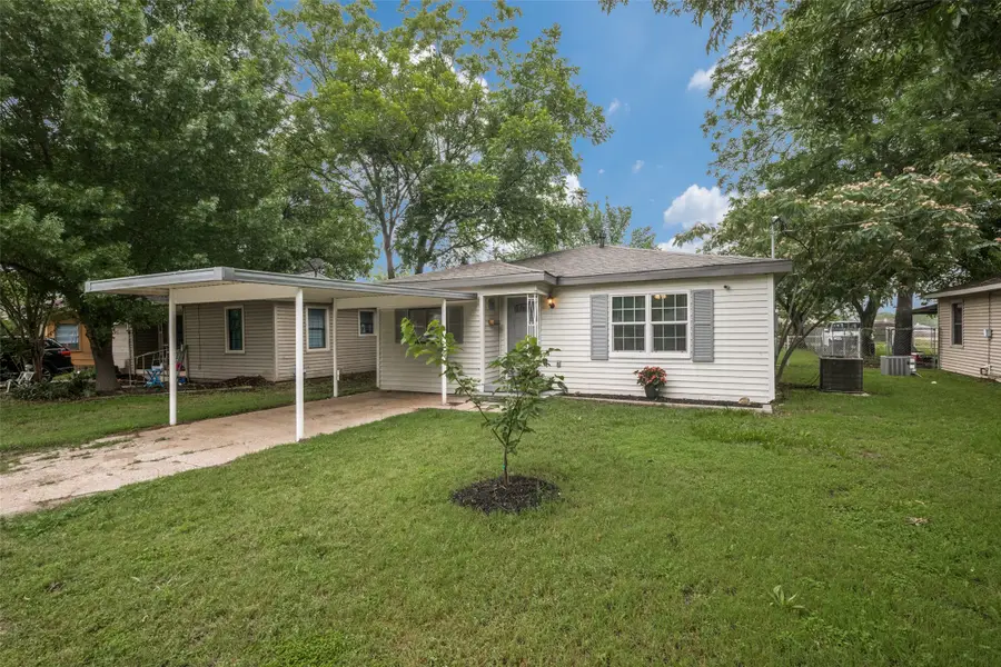 717 Small Street, Bowie, TX 76230 - #3