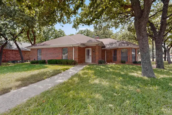 7517 Crosstimbers Lane, North Richland Hills, TX 76182