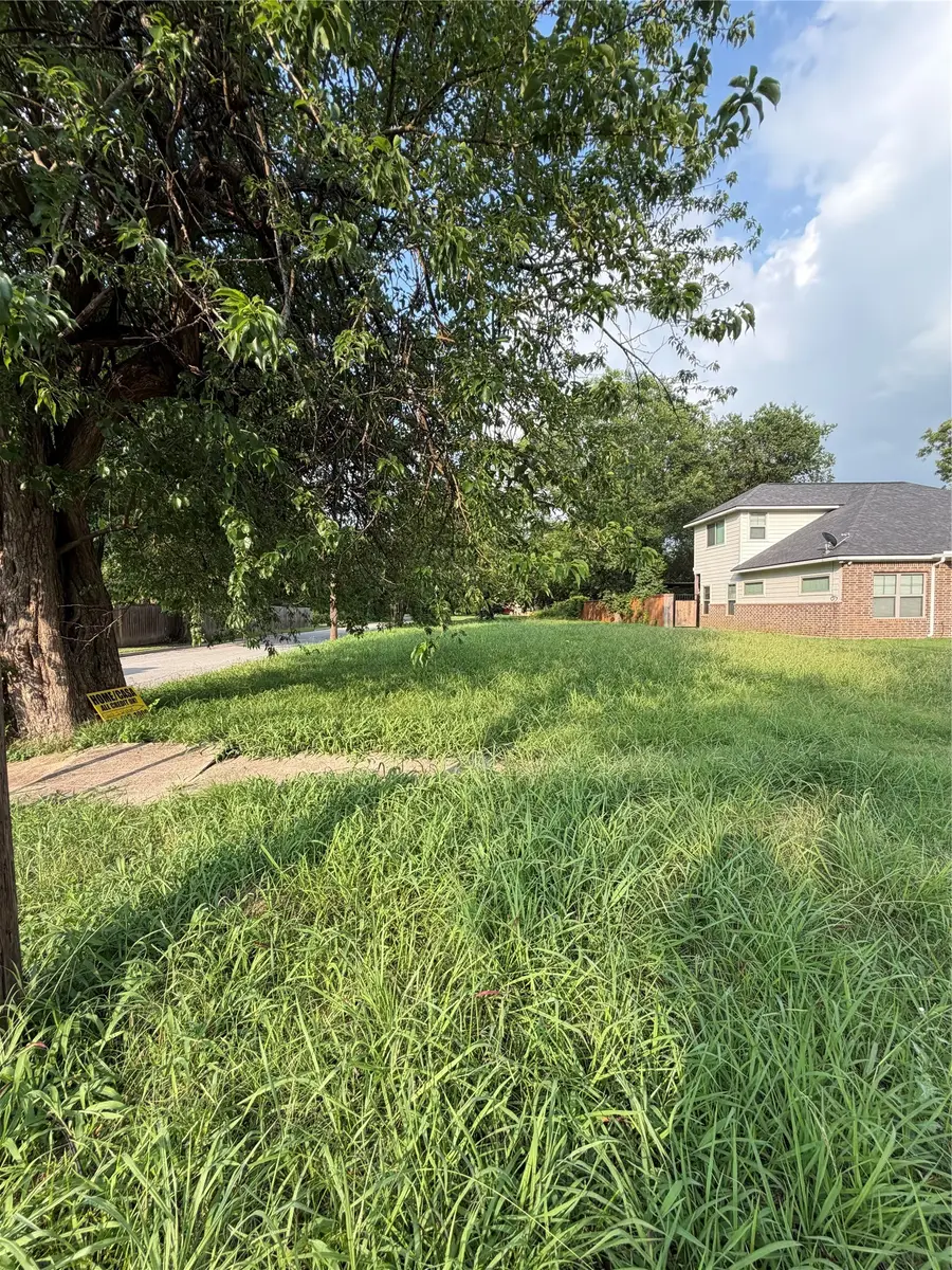 1303 S Walnut Street, Sherman, TX 75090 - #2
