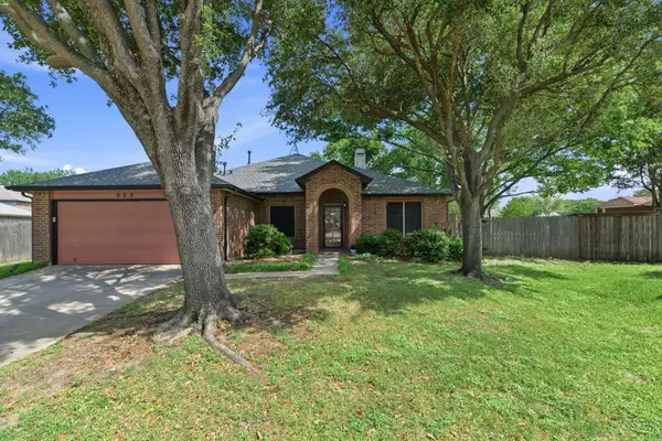 929 Hiawatha Lane, Saginaw, TX 76131
