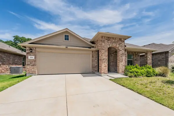 304 Abingdon Street, Azle, TX 76020