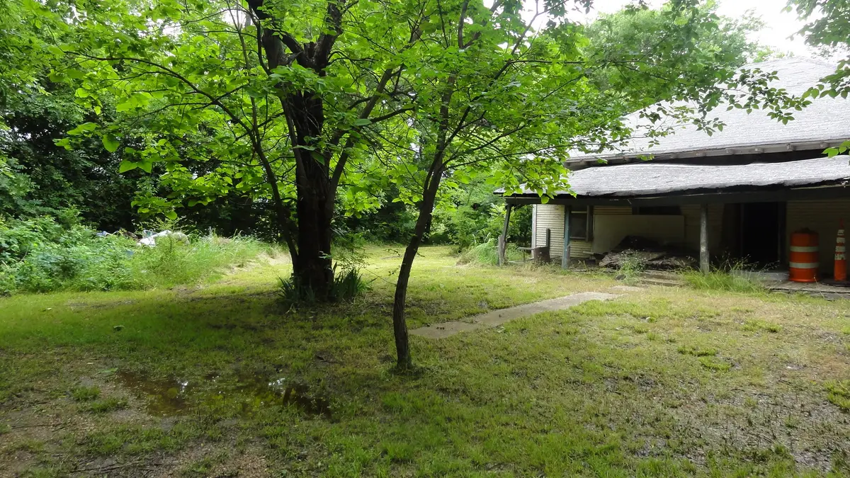 303 W College Street, Trenton, TX 75490 - #1
