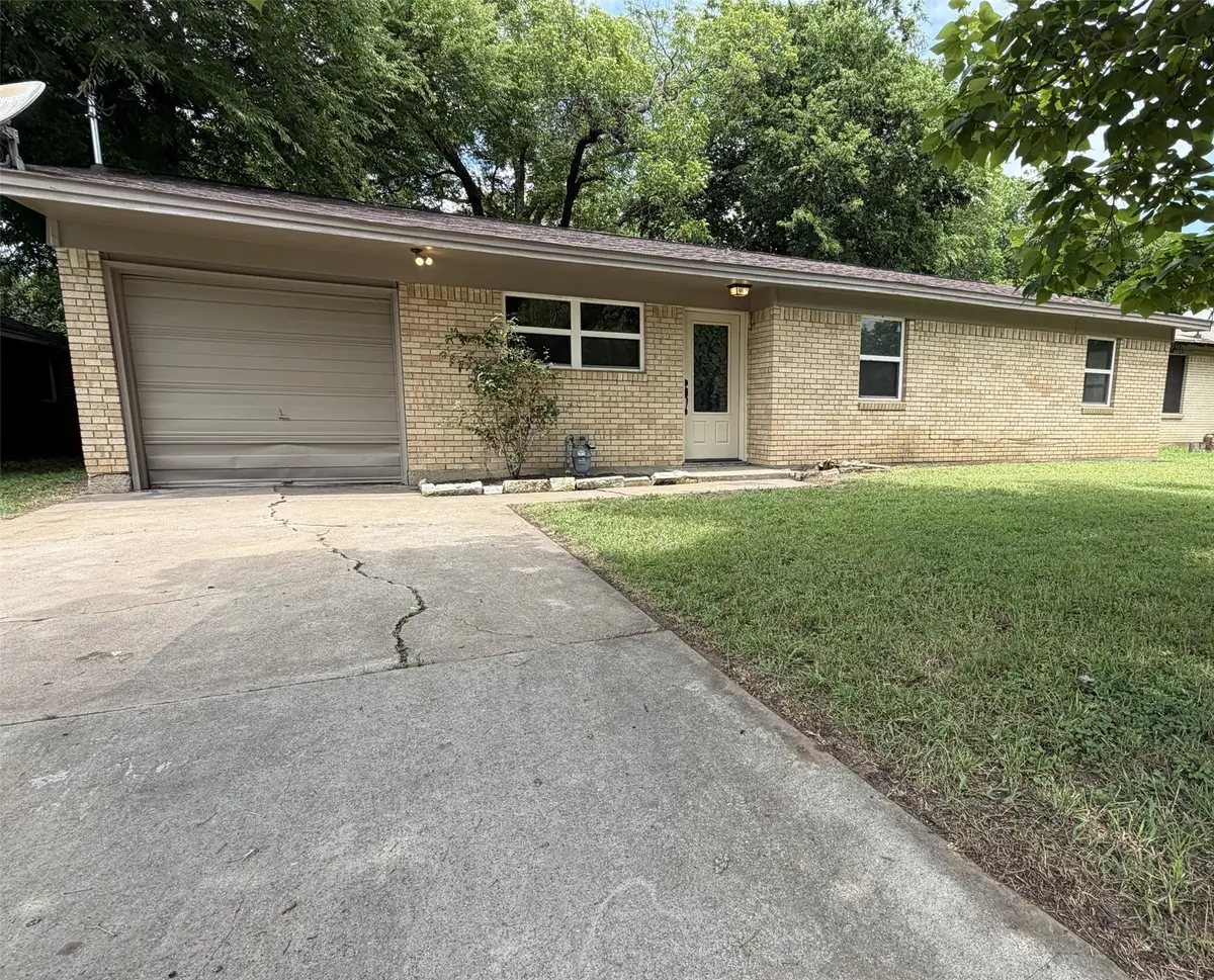 542 W Wilson Street, Cleburne, TX 76033 - #1
