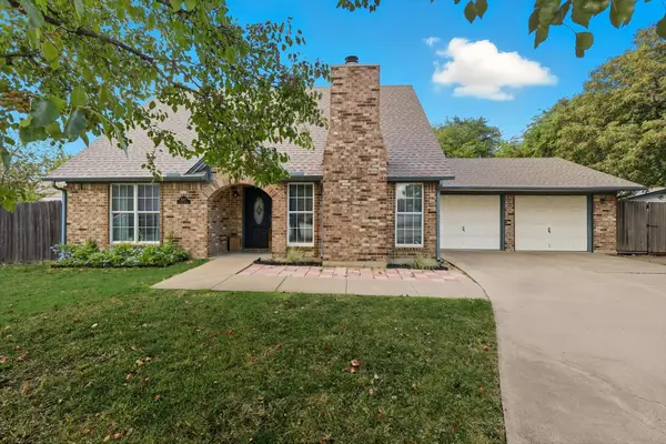 800 Colony Court, Blue Mound, TX 76131