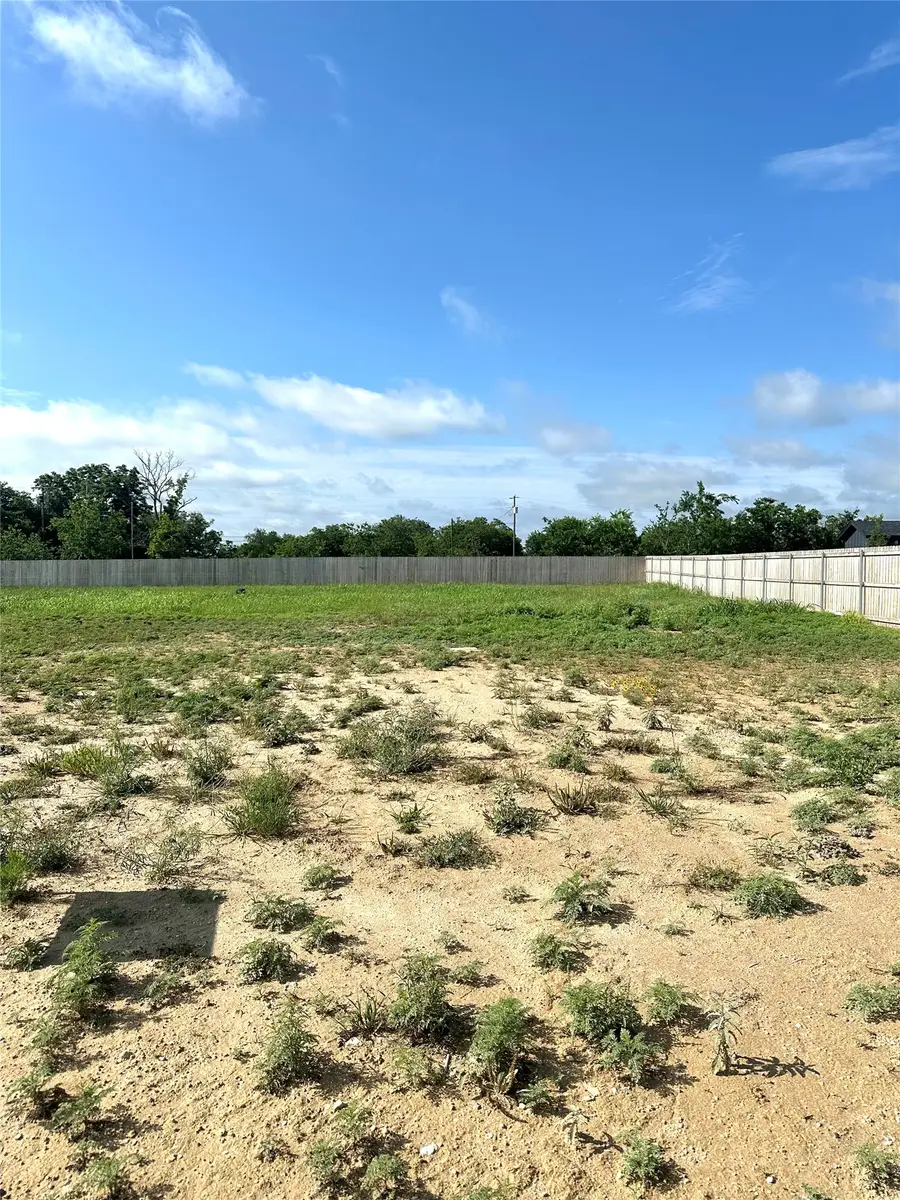 1006 E Highland Avenue, Comanche, TX 76442 - #2