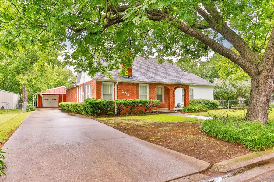 206 Ritchey Street, Gainesville, TX 76240 - #2