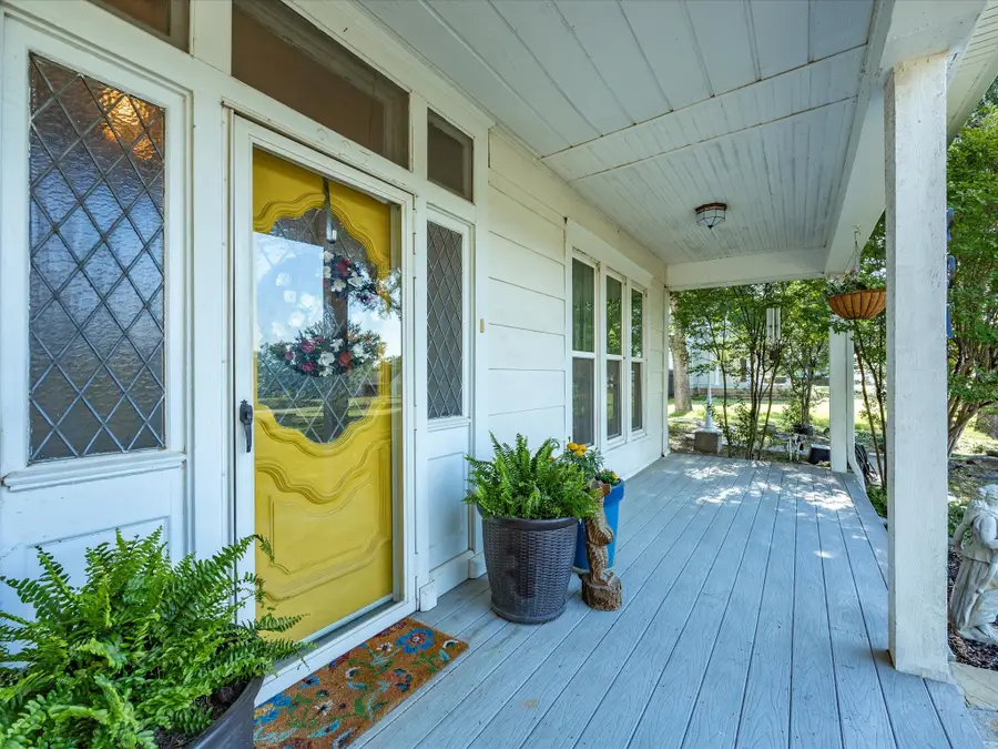 907 4th St, Graham, TX 76450 - #3