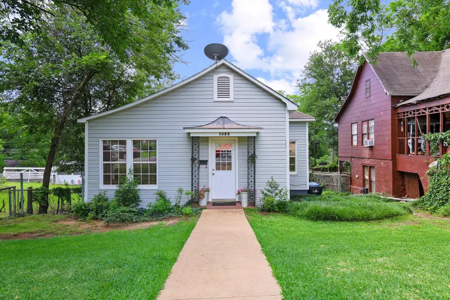 1322 W Chestnut Street, Denison, TX 75020 - #2