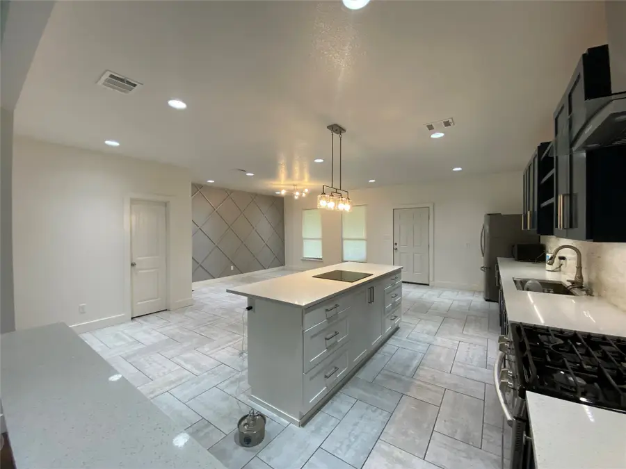 134 W Cober Drive, Grand Prairie, TX 75051 - #3