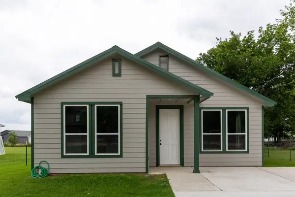 328 E Norway Street, Walnut Springs, TX 76690